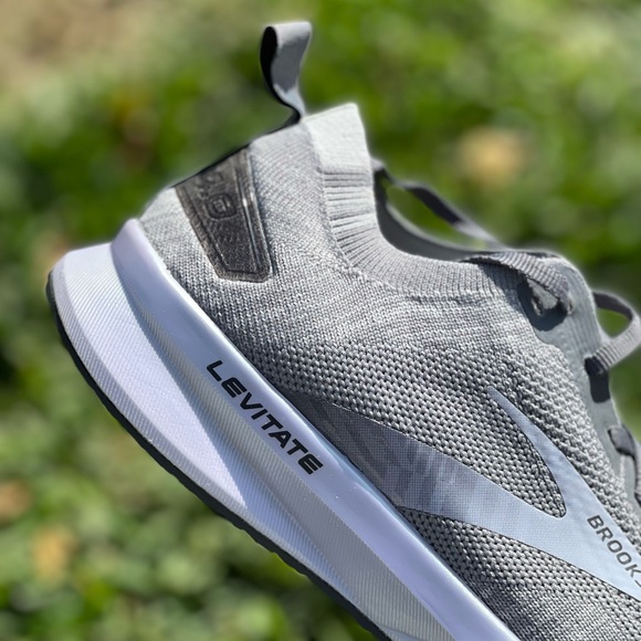 BROOKS Levitate 4 Running shoes Sz  8.5 - Picture 14 of 16